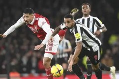 曼城新赛季战术革新解析：中场控制应对阿森纳开放站位与攻防布局