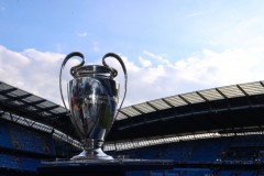 孔帕尼专注球队建设，化解赫内斯与杰克逊争议，强化团队凝聚力